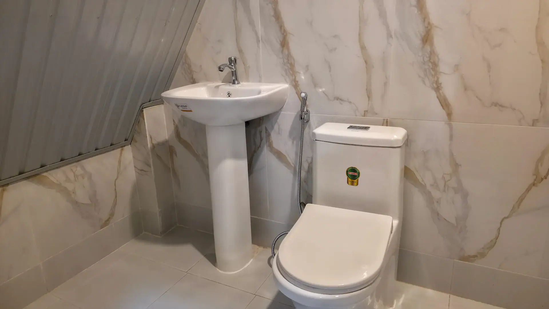 Twin A-Frame Room bathroom with bidet