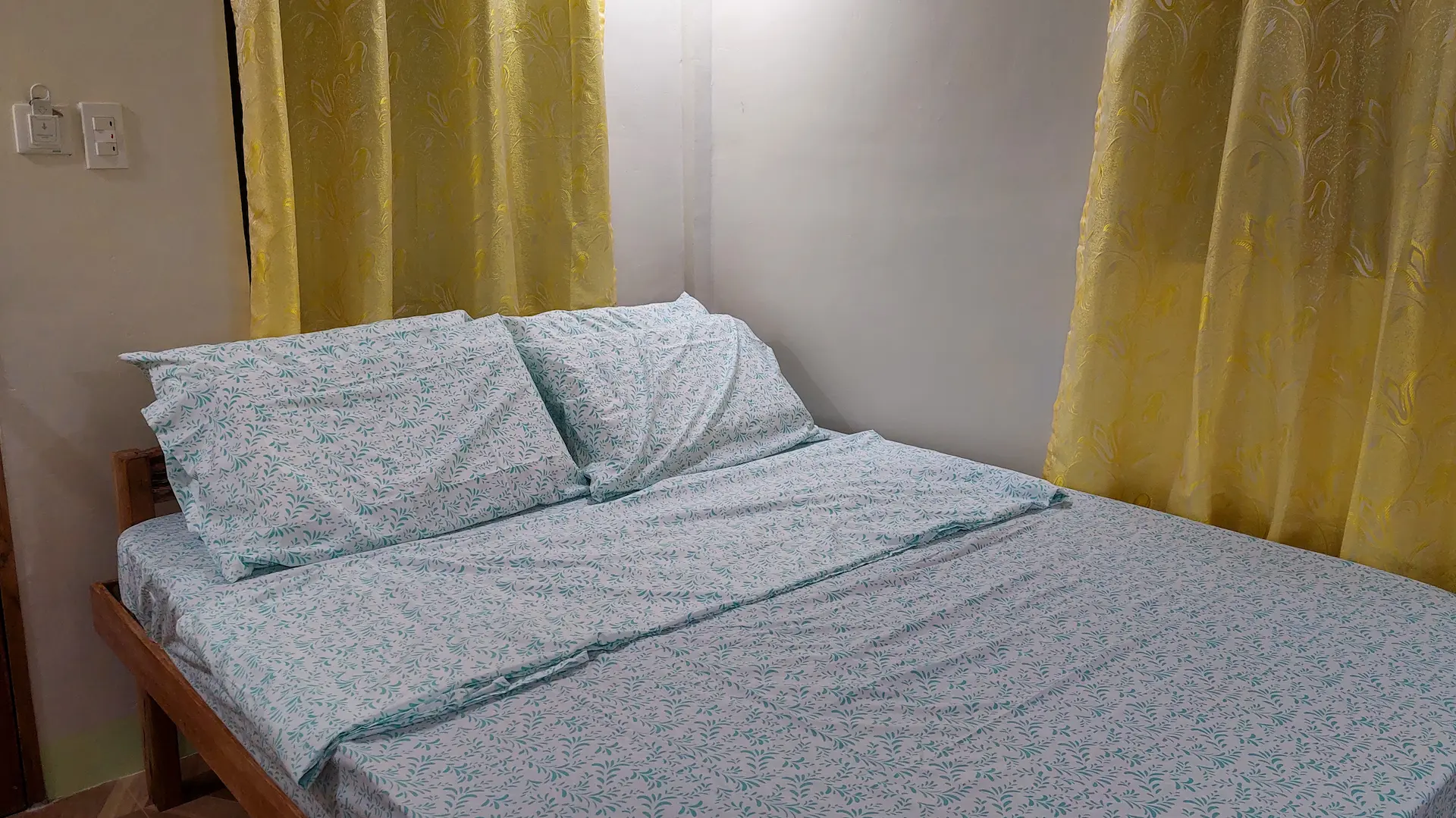 Cozy Double Room bed