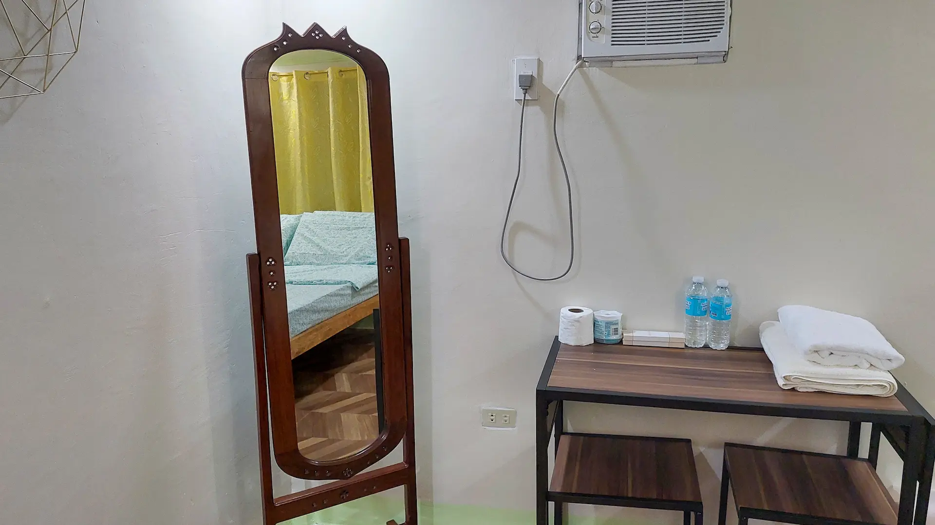 Cozy Double Room table and amenities